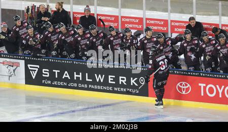 Cologne, Deutschland. 03rd Dec, 2022. firo : 03.12.2022 ice hockey, 1st league, PENNY DEL, German ice hockey league, season 2022/2023, Kolner Haie KEC - Adler Mannheim Winter game Teambank Haie Credit: dpa/Alamy Live News Stock Photo