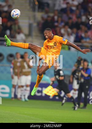 Doha, Qatar. 03rd Dec, 2022. DOHA, QATAR - DECEMBER 03: FIFA World Cup Qatar 2022 Round of 16 match between Netherlands and USA at Khalifa International Stadium on December 03, 2022 in Doha, Qatar. Niederlande USA Denzel Dumfries of Netherlands Fussball WM 2022 in Qatar FIFA Football World Cup 2022 Credit: diebilderwelt/Alamy Live News Stock Photo