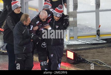 Cologne, Deutschland. 03rd Dec, 2022. firo : 03.12.2022 ice hockey, 1st league, PENNY DEL, German ice hockey league, season 2022/2023, Kolner Haie KEC - Adler Mannheim Winter game Injured, injury .: No. 39 Landon FERRARO/dpa/Alamy Live News Stock Photo