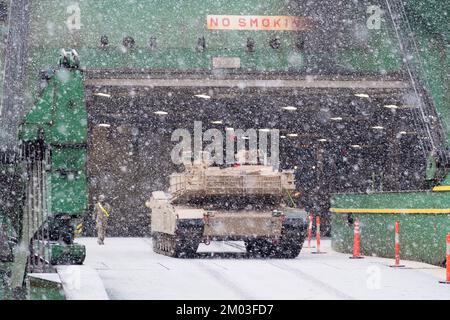 Gdynia, Poland. 3rd December 2022. Arrival of the US Army 2nd Armored Brigade Combat Team, 1st Infantry Division military equipment in-theater as a support Atlantic Resolve © Wojciech Strozyk / Alamy Live News Stock Photo