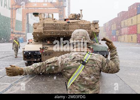 Gdynia, Poland. 3rd December 2022. Arrival of the US Army 2nd Armored Brigade Combat Team, 1st Infantry Division military equipment in-theater as a support Atlantic Resolve © Wojciech Strozyk / Alamy Live News Stock Photo