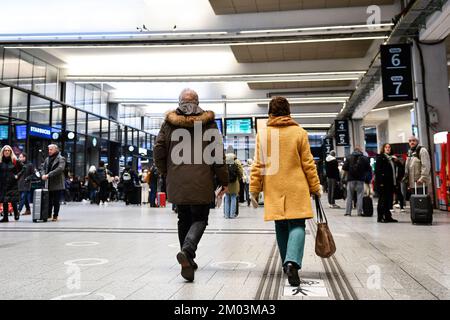 Strike at SNCF, 60% of TGV will be cancelled this weekend. Illustration picture shows people carrying their suitcases (luggage, suitcase) before a trip, (holidays) at Gare Montparnasse railway train station in Paris, France, on December 2, 2022. Photo by Victor Joly/ABACAPRESS.COM Stock Photo