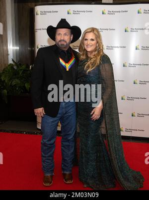 Previous Kennedy Center honoree Garth Brooks and his wife, Tricia 