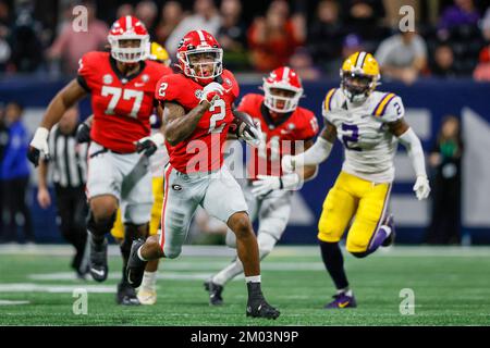 Atlanta, USA. 04th Dec, 2022. Georgia Bulldogs running back Kendall Milton (2) runs for a 51-yard gain against the LSU Tigers during the second half of the SEC Championship Game at Mercedes-Benz Stadium in Atlanta on Saturday, Dec. 3, 2022. (Photo by Jason Getz/The Atlanta Journal-Constitution/TNS/Sipa USA) Credit: Sipa USA/Alamy Live News Stock Photo