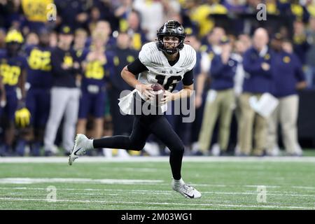 Indianapolis, United States. 03rd Dec, 2022. Purdue Boilermakers quarterback Aiden O'Connell rolls out against the Michigan Wolverines in the first quarter of the Big Ten Championship game in Indianapolis, Indiana on Saturday, December 3, 2022. Photo by Aaron Josefczyk/UPI Credit: UPI/Alamy Live News Stock Photo