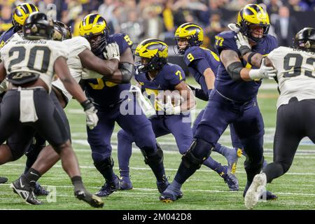 Indianapolis, Indiana, USA. 3rd Dec, 2022. Michigan Wolverines running back Donovan Edwards (7) carries the ball during the game between the Purdue Boilermakers and the Michigan Wolverines in the Big Ten Championship at Lucas Oil Stadium, Indianapolis, Indiana. (Credit Image: © Scott Stuart/ZUMA Press Wire) Stock Photo