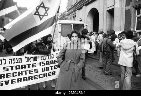 French Jews and German Nazi victims demonstrated for a conviction of the former Gestapo chief of Paris, Kurt Lischka, in front of the Regional Court i Stock Photo