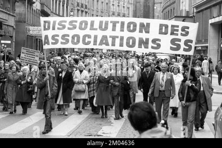 International resistance fighters and persecutees of the Nazi regime demonstrated against the prosecution of Nazi crimes, partly dressed in the clothe Stock Photo
