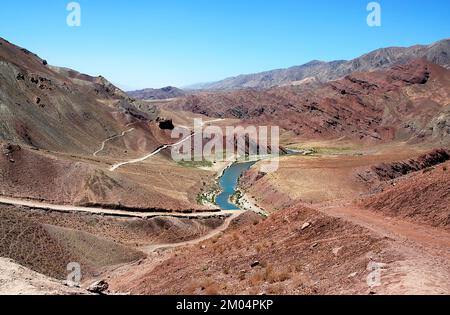 The Hari River (Harirud) near Chisht-e-Sharif in  Herat Province, Afghanistan. The river flows through a colorful mountain landscape. Stock Photo