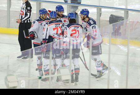 Cologne, Deutschland. 03rd Dec, 2022. firo : December 3rd, 2022 ice hockey, 1st league, PENNY DEL, German ice hockey league, season 2022/2023, Kolner Haie KEC - Adler Mannheim 4:2 Winter game JUBEL, Mannheim Credit: dpa/Alamy Live News Stock Photo