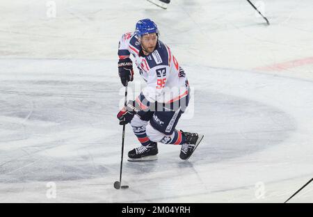 Cologne, Deutschland. 03rd Dec, 2022. firo : December 3rd, 2022 ice hockey, 1st league, PENNY DEL, German ice hockey league, season 2022/2023, Kolner Haie KEC - Adler Mannheim 4:2 Winter game Mark Katic, Mannheim Credit: dpa/Alamy Live News Stock Photo