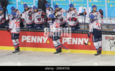 Cologne, Deutschland. 03rd Dec, 2022. firo : December 3rd, 2022 ice hockey, 1st league, PENNY DEL, German ice hockey league, season 2022/2023, Kolner Haie KEC - Adler Mannheim 4:2 Winter game JUBEL, Mannheim Credit: dpa/Alamy Live News Stock Photo