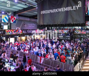 England football fans watch the World Cup match between England and USA tonight at Boxpark, Wembley in London.   Image shot on 25th Nov 2022.  © Belin Stock Photo