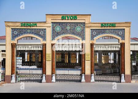 SAMARKAND, UZBEKISTAN - SEPTEMBER 12, 2022: The gate of the main entrance to the Siab bazaar. Samarkand, Uzbekistan Stock Photo