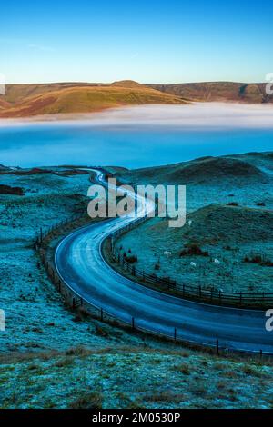 The Mam Nick road into Edale about to drop into valley fog, Peak District, Derbyshire Stock Photo