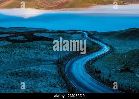 The Mam Nick road into Edale about to drop into valley fog, Peak District, Derbyshire Stock Photo