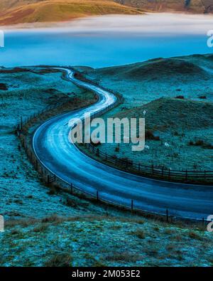 The Mam Nick road into Edale about to drop into valley fog, Peak District, Derbyshire Stock Photo