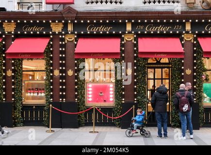 Bond Street, London, UK. 4th Dec 2022.  Christmas deorations on Bond Street, London. Cartier. Credit: Matthew Chattle/Alamy Live News Stock Photo