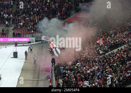 Cologne, Deutschland. 03rd Dec, 2022. firo : 03.12.2022 ice hockey, 1st league, PENNY DEL, German ice hockey league, season 2022/2023, Kolner Haie KEC - Adler Mannheim 4:2 winter game fans, Haei Credit: dpa/Alamy Live News Stock Photo