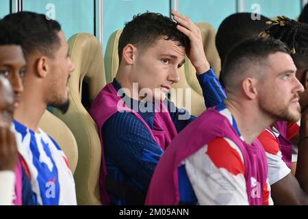 Doha, Qatar. 04th Dec, 2022. Benjamin PAVARD (FRA), reserve bench, reserve bench, substitute, reserve player, bench, supplementary player. Round of 16, Round of Sixteen, Game 52, France (FRA) - Poland (POL) on December 4th, 2022, Al Thumama Stadium. Soccer World Cup 20122 in Qatar from 20.11. - 18.12.2022 ? Credit: dpa picture alliance/Alamy Live News Stock Photo