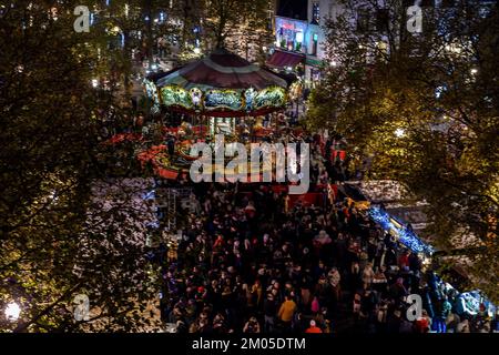 22eme edition des Plaisirs d'hiver au coeur de Bruxelles a la place Sainte Catherine  Plusieurs chalets, des animations, un carrousel.. | In the heart Stock Photo