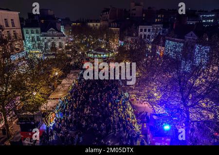 22eme edition des Plaisirs d'hiver au coeur de Bruxelles a la place Sainte Catherine  Plusieurs chalets, des animations, un carrousel.. | In the heart Stock Photo