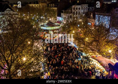 22eme edition des Plaisirs d'hiver au coeur de Bruxelles a la place Sainte Catherine  Plusieurs chalets, des animations, un carrousel.. | In the heart Stock Photo