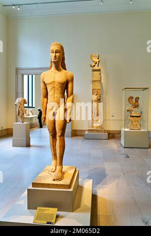 New York. Manhattan. United States. The Metropolitan Museum of Art. Greek and Roman Art. Marble statue of a kouros (youth) Stock Photo