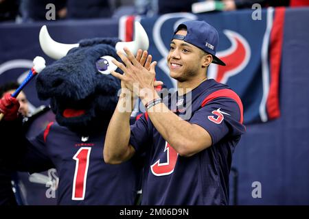 Houston, Texas, USA. 4th Dec, 2022. Houston Astros shortstop Jeremy Pena (right) acknowledges the fans prior to the game between the Houston Texans and the Cleveland Browns at NRG Stadium in Houston, TX on December 4, 2022. (Credit Image: © Erik Williams/ZUMA Press Wire) Credit: ZUMA Press, Inc./Alamy Live News Stock Photo