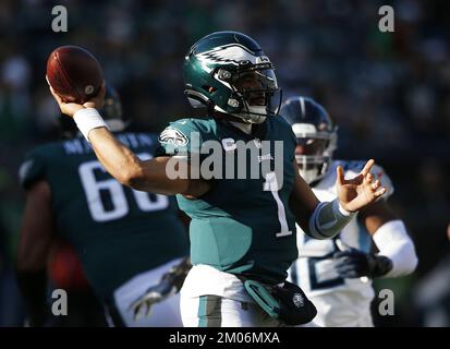 Philadelphia, United States. 04th Dec, 2022. Philadelphia Eagles Jalen Hurts throws a pass in the second quarter against the Tennessee Titans in week 13 of the NFL season at Lincoln Financial Field in Philadelphia on Sunday, December 4, 2022. Photo by John Angelillo/UPI Credit: UPI/Alamy Live News Stock Photo
