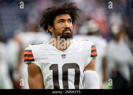 Cleveland Browns wide receiver Anthony Schwartz runs a drill