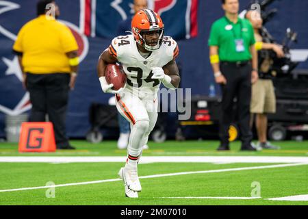 Cleveland Browns running back Jerome Ford (34) runs with the ball ...