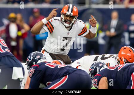 Houston, TX, USA. 4th Dec, 2022. Cleveland Browns quarterback Jacoby Brissett (7) prepares for a play during a game between the Cleveland Browns and the Houston Texans in Houston, TX. Trask Smith/CSM/Alamy Live News Stock Photo