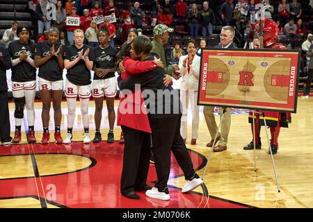 Piscataway, New Jersey, USA. 4th Dec, 2022. Rutgers honors former head coach C.Vivian Stringer with dedication hugs new head coach Coquese Washington at Jersey Mikes Arena during the Rutgers Scarlet Knights and Ohio State Buckeyes game in Piscataway, New Jersey on Sunday, December 4 2022. Duncan Williams/CSM/Alamy Live News Stock Photo