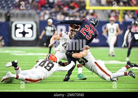 Cleveland Browns long snapper Charley Hughlett runs a drill during NFL  football training camp, Thursday, July 26, 2018, in Berea, Ohio. (AP  Photo/Tony Dejak Stock Photo - Alamy