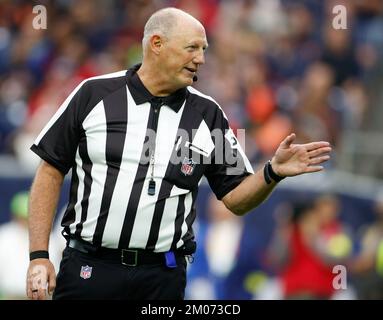 Houston, Texas, USA. 4th Dec, 2022. Umpire Paul King (121) during an NFL game between the Houston Texans and the Cleveland Browns on Dec. 4, 2022, in Houston. The Browns won, 27-14. (Credit Image: © Scott Coleman/ZUMA Press Wire) Credit: ZUMA Press, Inc./Alamy Live News Stock Photo