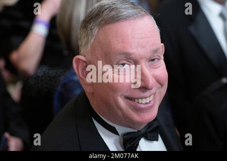 Washington, Vereinigte Staaten. 04th Dec, 2022. Michael M. Kaiser, former President of the John F. Kennedy Center for the Performing Arts, attends a reception honoring the 45th Annual Kennedy Center Honors hosted by United States President Joe Biden and first lady Dr. Jill Biden at the White House in Washington, DC on Sunday, December 4, 2022. The 2022 honorees are: Actor George Clooney, Singer Amy Grant, Singer Gladys Knight, Composer Tania Leon and the Band U2 including Bono, The Edge, Adam Clayton, and Larry Mullen Jr. Credit: Chris Kleponis/CNP/dpa/Alamy Live News Stock Photo