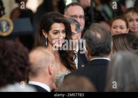 Washington, Vereinigte Staaten. 04th Dec, 2022. Amal Clooney departs from a reception honoring the 45th Annual Kennedy Center Honors hosted by United States President Joe Biden and first lady Dr. Jill Biden at the White House in Washington, DC on Sunday, December 4, 2022. The 2022 honorees are: Actor George Clooney, Singer Amy Grant, Singer Gladys Knight, Composer Tania Leon and the Band U2 including Bono, The Edge, Adam Clayton, and Larry Mullen Jr. Credit: Chris Kleponis/CNP/dpa/Alamy Live News Stock Photo