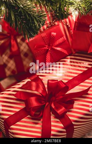 Boxing day. Secret Santa. Parti d'hiver. Party de Noël de bureau. Fête de  Noël. Heureux l'homme et la femme porter santa hats. Cheerful couple Photo  Stock - Alamy