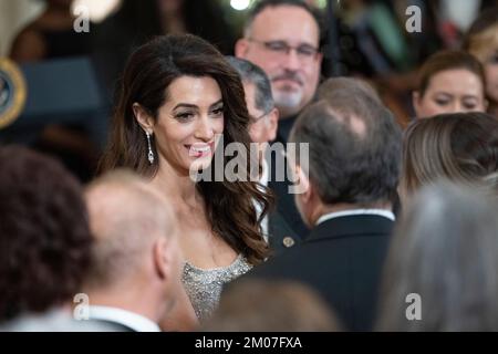 Washington DC, USA. 04th Dec, 2022. Amal Clooney departs from a reception honoring the 45th Annual Kennedy Center Honors hosted by United States President Joe Biden and first lady Dr. Jill Biden at the White House in Washington, DC on Sunday, December 4, 2022. The 2022 honorees are: Actor George Clooney, Singer Amy Grant, Singer Gladys Knight, Composer Tania Leon and the Band U2 including Bono, The Edge, Adam Clayton, and Larry Mullen Jr. Credit: Chris Kleponis/CNP /MediaPunch Credit: MediaPunch Inc/Alamy Live News Stock Photo