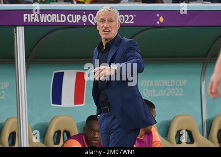 Doha, Katar. 04th Dec, 2022. coach Didier DESCHAMPS (FRA), gesture, gives instructions, single image, cut single motif, half figure, half figure. Round of 16, Round of Sixteen, Game 52, France (FRA) - Poland (POL) 3-1 on 12/04/2022, Al Thumama Stadium. Soccer World Cup 20122 in Qatar from 20.11. - 18.12.2022 ? Credit: dpa/Alamy Live News Stock Photo