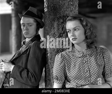 CAROL MARSH and RICHARD ATTENBOROUGH in BRIGHTON ROCK (1947), directed by JOHN BOULTING. Credit: ASSOCIATED BRITISH PICTURES / Album Stock Photo