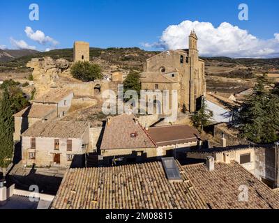 castle and church of San Salvador, Luesia medieval village, Cinco Villas, Aragon, Spain Stock Photo