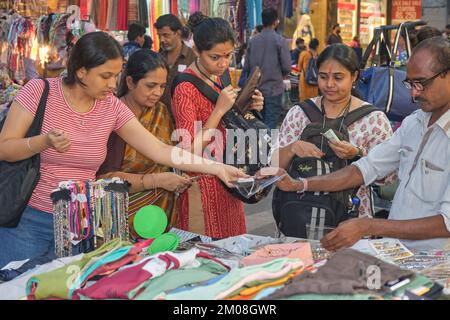 Indian women shopping at a street stall at Bhuleshwar / Kalbadevi market in  Mumbai, India Stock Photo - Alamy