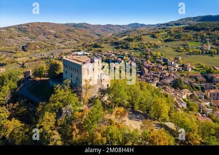 Aerial view of the Castello dal Verme in Zavattarello town in autumn. Val Tidone, Oltrepo Pavese, Province of Pavia, Lombardy, Italy. Stock Photo