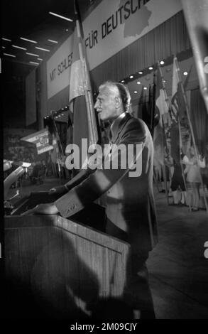 The meeting of the Landsmannschaft Schlesien der Vertriebenenverbaende on 16 May 1975 in the Grugahalle in Essen. Herbert Hupka, Germany, Europe Stock Photo