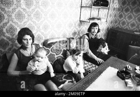 Unemployed at the Dortmund Labour Office and at home in Dortmund on 17.12.1974. Unemployed with many children (3 K.), Germany, Europe Stock Photo