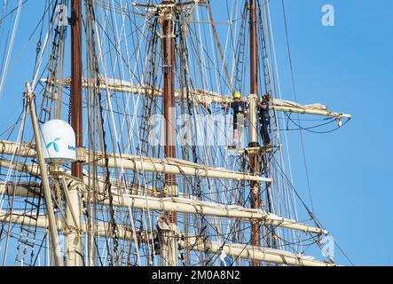 Las Palmas, Gran Canaria, Canary Islands, Spain. 5th December, 2022. Crew making repairs high on the rigging on Norwegian training ship, Sorlandet; the world's oldest and most authentic fully-rigged ship still in active service. The ship was built in 1927. Credit: Alan Dawson/Alamy Live News Stock Photo