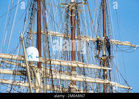 Las Palmas, Gran Canaria, Canary Islands, Spain. 5th December, 2022. Crew making repairs high on the rigging on Norwegian training ship, Sorlandet; the world's oldest and most authentic fully-rigged ship still in active service. The ship was built in 1927. Credit: Alan Dawson/Alamy Live News Stock Photo