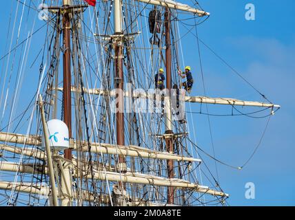 Las Palmas, Gran Canaria, Canary Islands, Spain. 5th December, 2022. Crew making repairs high on the rigging on Norwegian training ship, Sorlandet; the world's oldest and most authentic fully-rigged ship still in active service. The ship was built in 1927. Credit: Alan Dawson/Alamy Live News Stock Photo